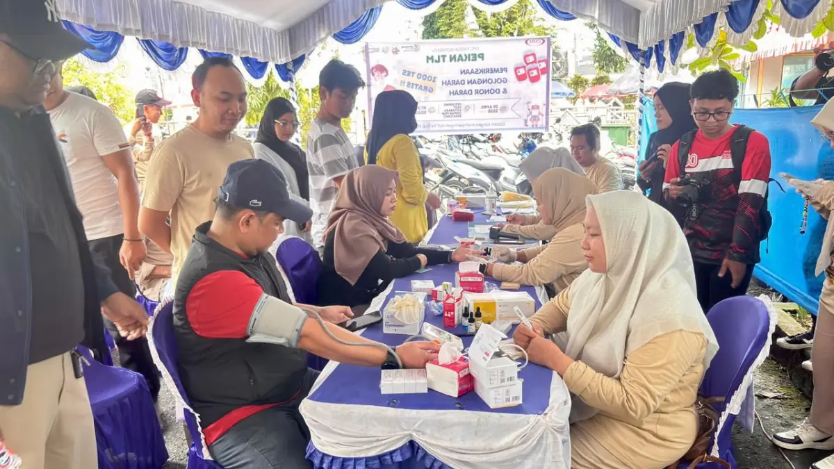 KONSULTASI: Masyarakat konsultasi kesehatan langsung di depan eks Kantor Bupati Kotabaru Siring Laut.