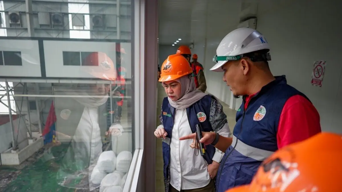 MEMANTAU:Hj Erna Lisa Halaby melihat langsung proses pengolahan sampah menjadi bahan bakar alternatif di RDF Plant Rorotan. (MC Banjarbaru untuk Radar Banjarmasin)