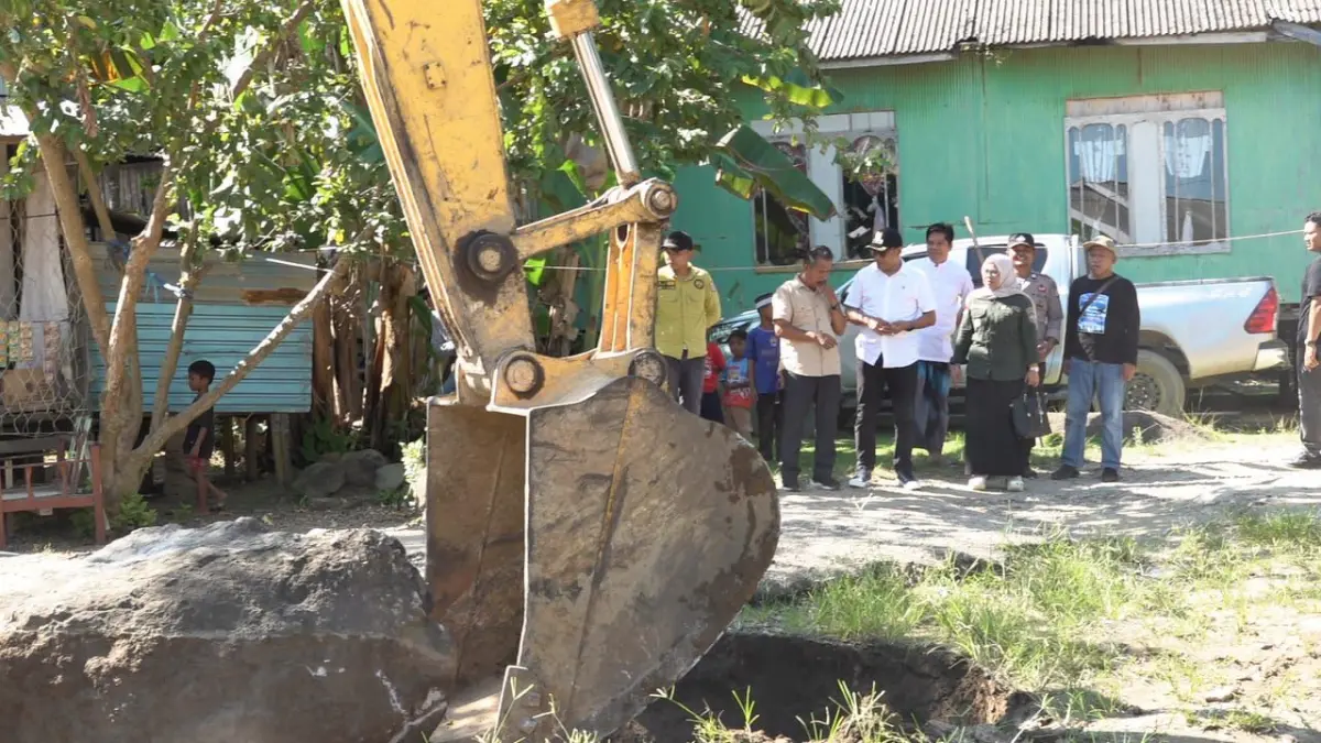 MENINJAU: Wabup Syairi Mukhlis meninjau langsung kondisi jalan yang sedang proses pengerasan di Pulau Laut Kepulauan.&nbsp;
Foto: Prokopim Setda Kotabaru.&nbsp;