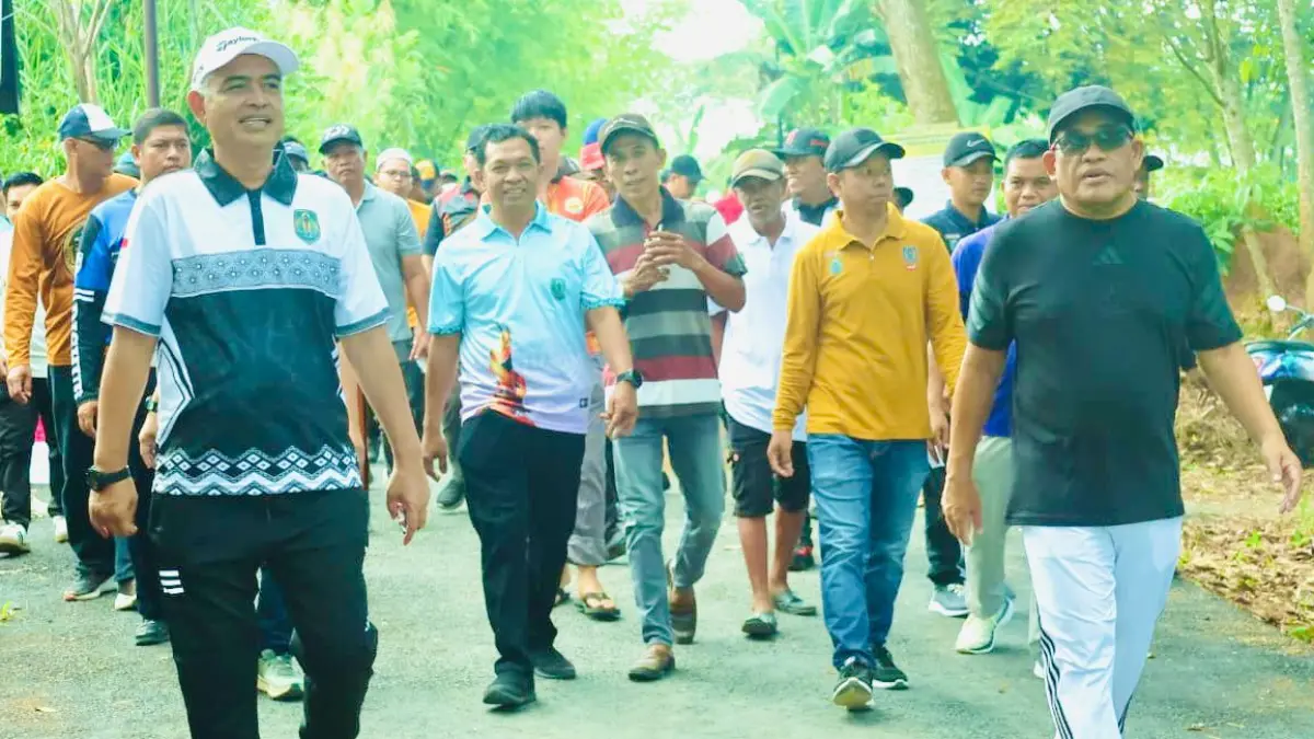 MOMEN: Bupati dan Wabup HSU, Sahrujani dan Hero Setiawan bersama Warga Kecamatan Haur Gading mengikuti jalan sehat dan senam bersama dalam rangka Hari Jadi ke-74 Kabupaten HSU, Sabtu (25/4/2026).(Foto:Pemkab HSU)
