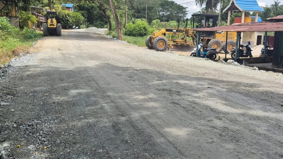 MULAI DIPERBAIKI : Sejumlah alat berat mulai memperbaiki Jalan Sungai Pinang yang sebelumnya rusak. (Foto : Ahmad untuk Radar Banjarmasin)