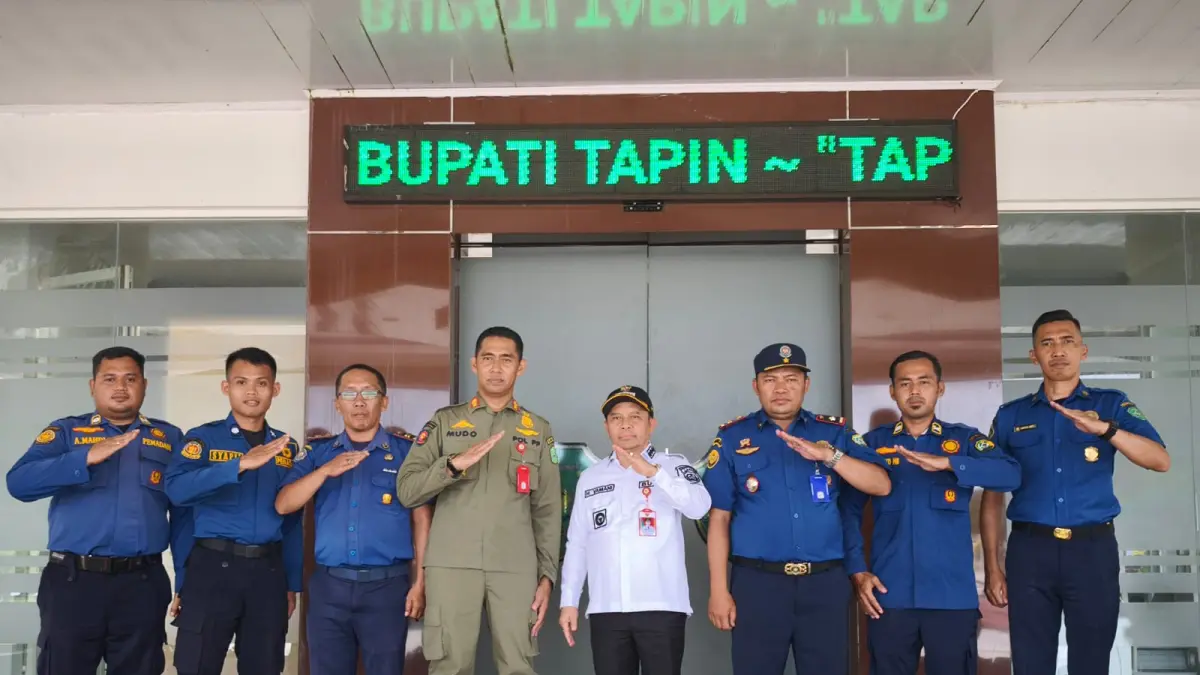 PAMITAN: Anggota Damkar Tapin pamitan dengan Bupati Tapin H Yamani sebelum berangkat ke Kota Palembang.