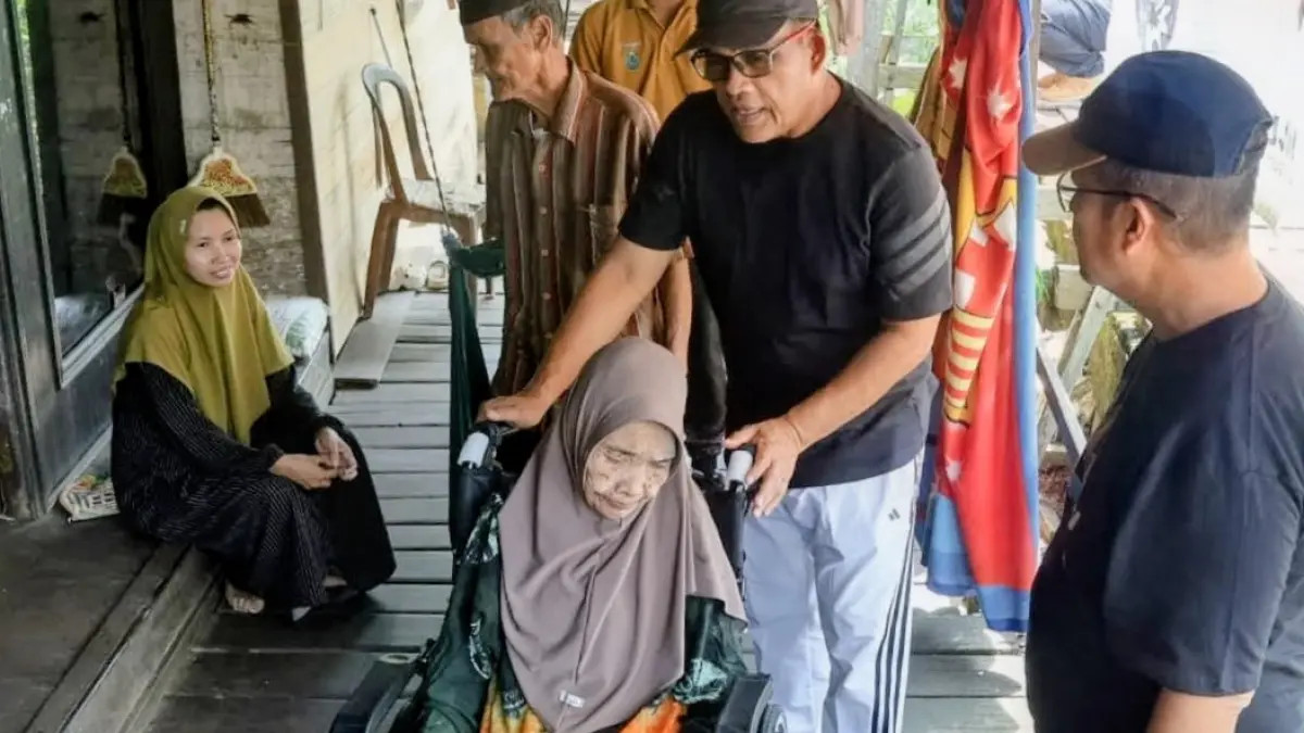 PERHATIAN:Bupati HSU, H Sahrujani menyerahkan bantuan kursi roda dan paket sembako kepada lansia di Kecamatan Haur Gading, sabtu (25/4/2026).(Foto:Istimewa)