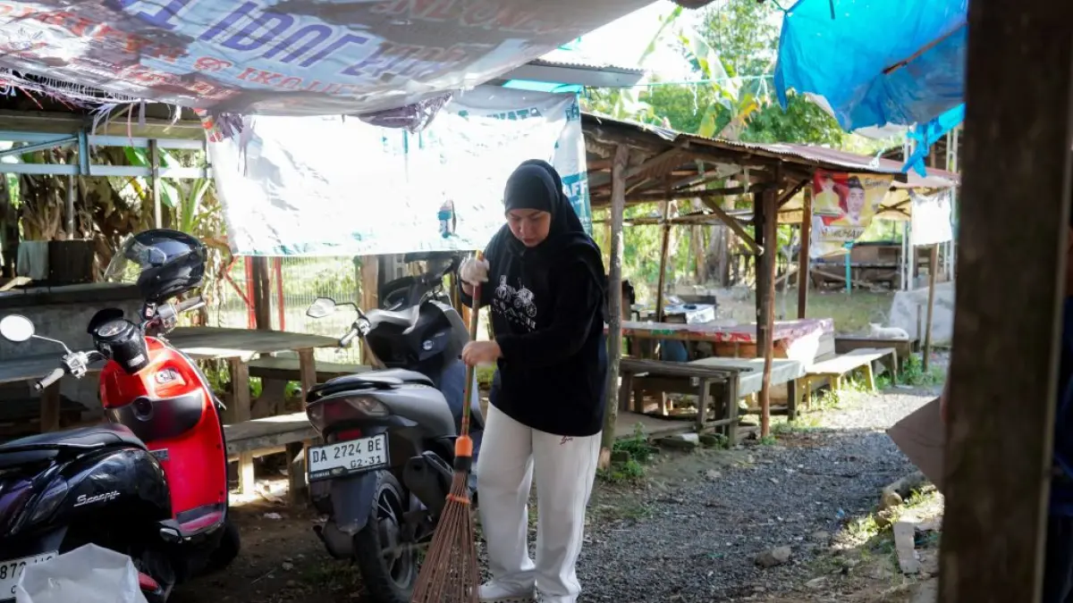 RAJIN:Wali kota Banjarbaru, Erna Lisa Halaby gotong royong menyapu area pasar saat kegiatan kurvei serentak dalam rangka Hari Jadi ke-27 Banjarbaru.(Foto:MC Banjarbaru untuk Radar Banjarmasin)