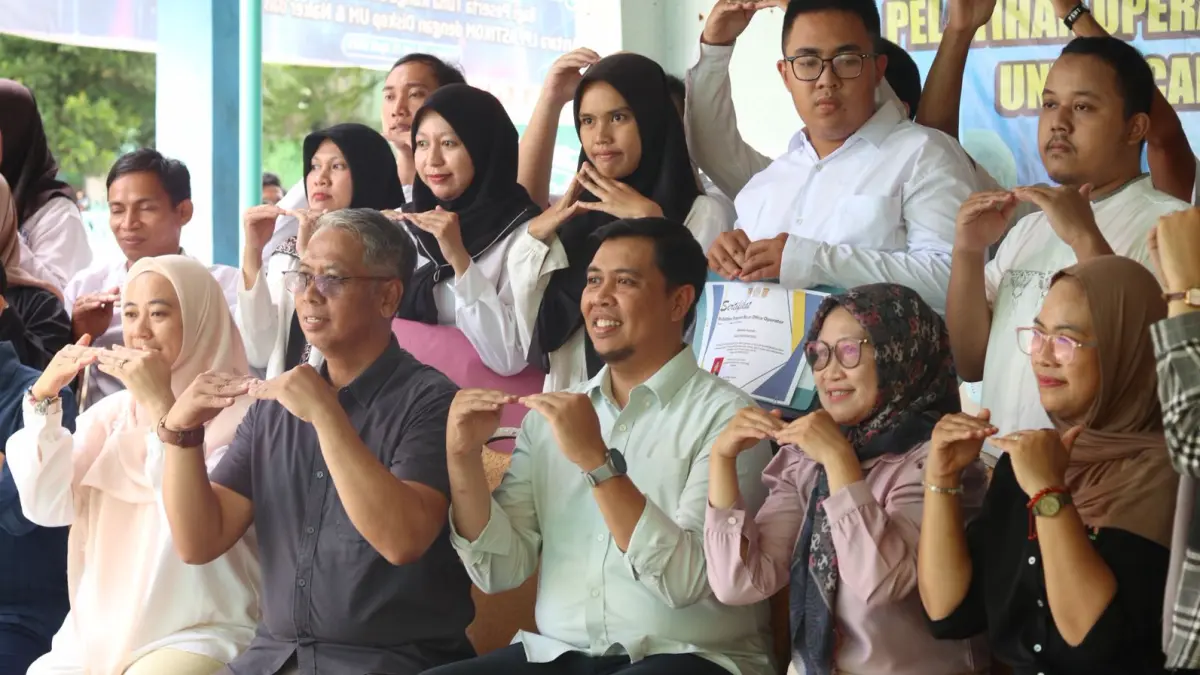 SALAM INKLUSI: Momen salam inklusi antara BBSO Head PT PAMA, Kepala Dinas Koperasi, Usaha Mikro dan Tenaga Kerja Banjarbaru, Direktur LPP Astikom, dan peserta pelatihan.