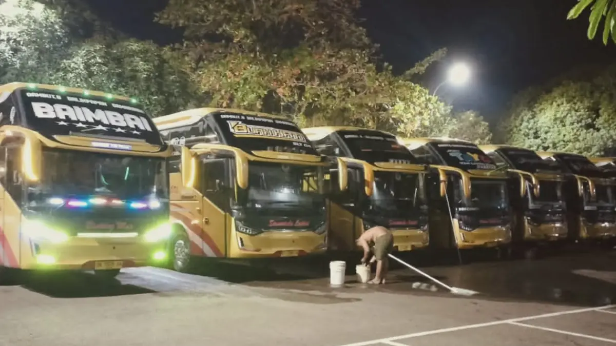 SIAP BERANGKAT: Sembilan bus siap mengantarkan CJH Kabupaten Tabalong menuju Asrama Haji Banjarbaru setelah diperiksa oleh tim gabungan, Sabtu (25/4/2026) sore.(Foto:Polres Tabalong untuk Radar Banjarmasin)