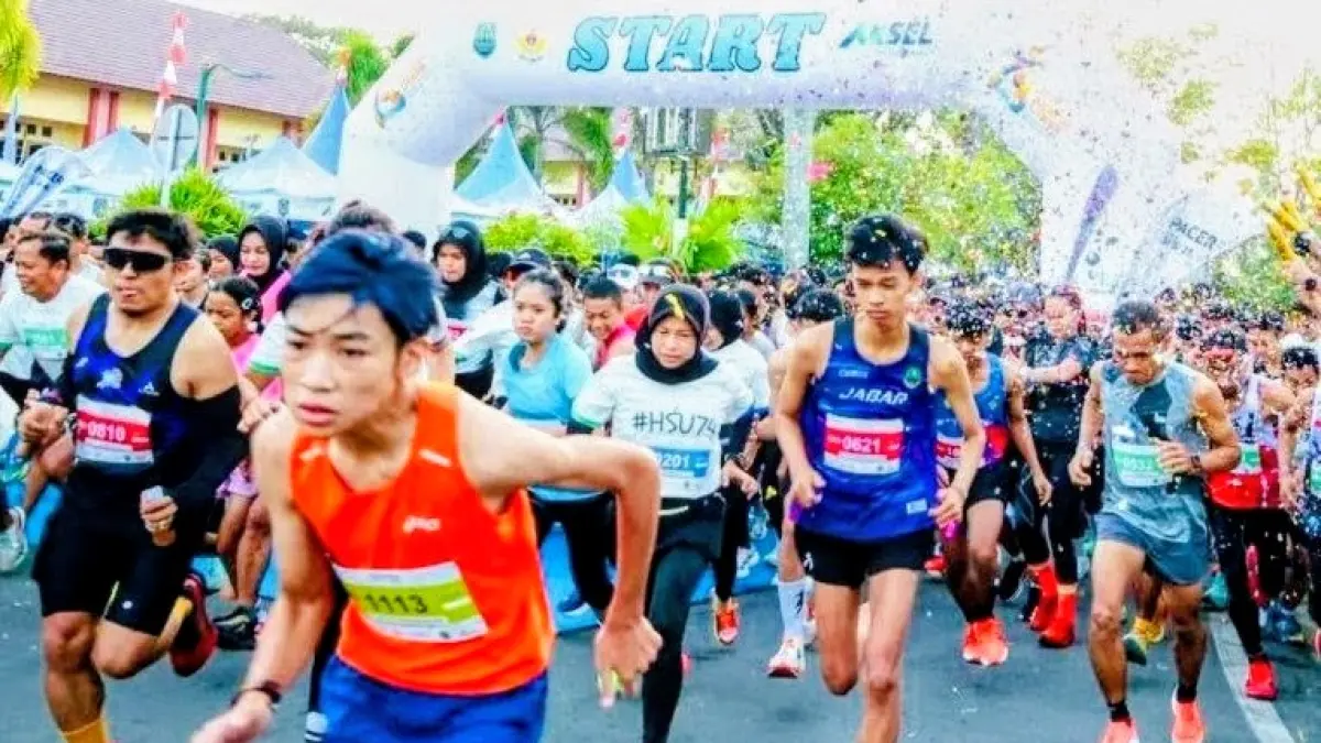 START:Ribuan peserta mengikuti event HSU Bangkit Berlari sejauh 5 kilometer di Amuntai, Minggu (26/4/2026).(Foto: M Akbar/Radar Banjarmasin)