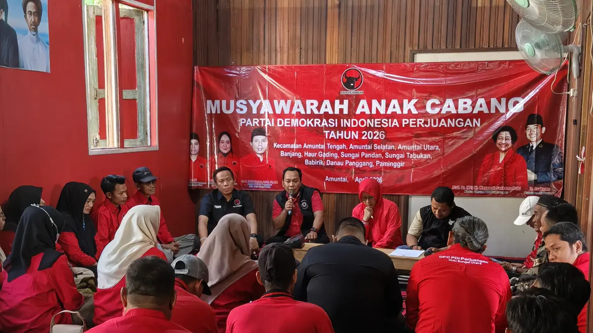 STRATEGI: Ketua DPC PDIP HSU H Teddy (baju hitam) hadir dalam kegiatan Musyawarah Anak Cabang (Musancab) di Rumah Merah Putih PDIP HSU. (Foto: Istimewa)&nbsp;