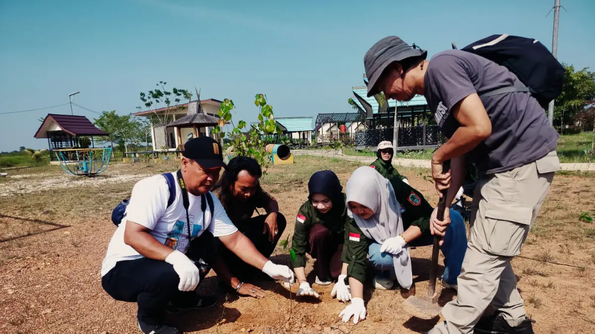 TANAM POHON – Komunitas Papelingasih Batola bersama wartawan yang melakukan peliputan di Barito Kuala, dan instansi terkait melakukan penanaman bibit pohon di Jejangkit Eco Park, Minggu (25/4/2026).//maulana