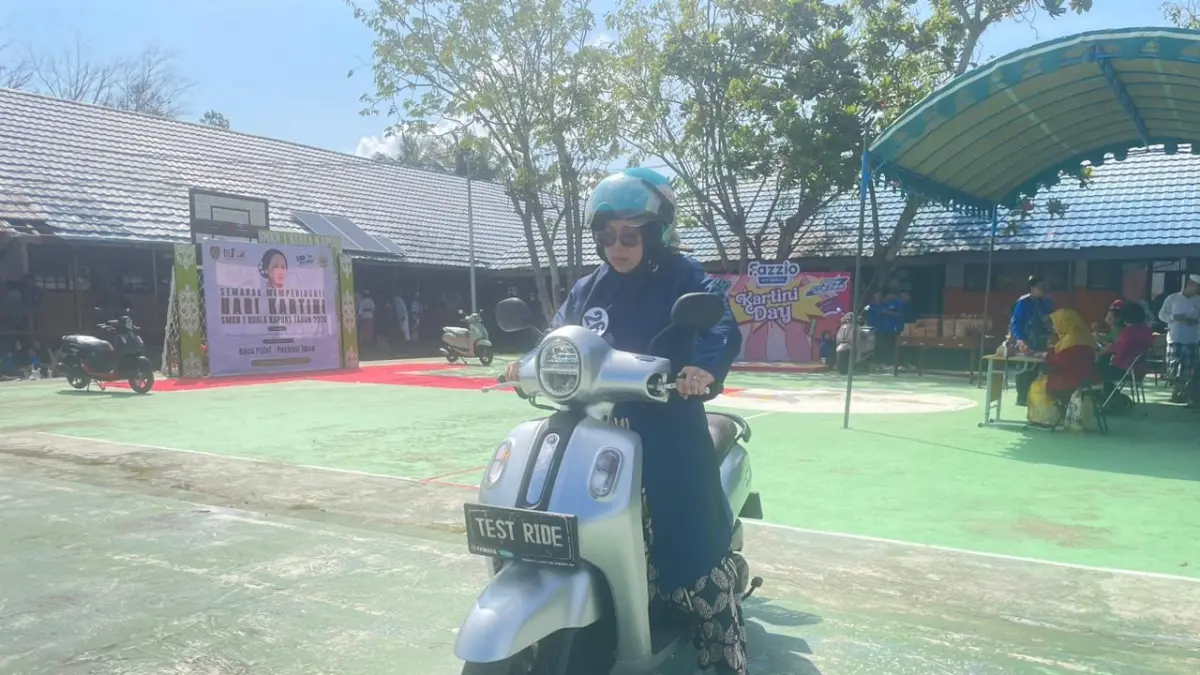 TEST RIDE: Salah satu guru di SMAN 1 Kuala Kapuas mencoba mengendarai Yamaha Fazzio pada event Fazzio Kartini Day, Selasa (21/4/2026).(Foto: PT STSJ Yamaha Kalselteng)&nbsp;