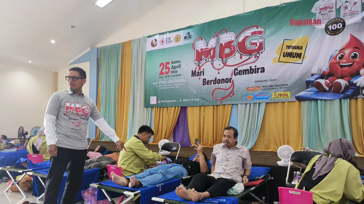 Warga Banjarmasin antre menjalani pemeriksaan sebelum melakukan donor darah dalam kegiatan rutin yang digelar Bugar Sport Center (BSC) Banjarmasin di halaman Akbid Abdi Persada, Jalan Sutoyo S, Teluk Dalam, Banjarmasin, Sabtu (25/4/2026).