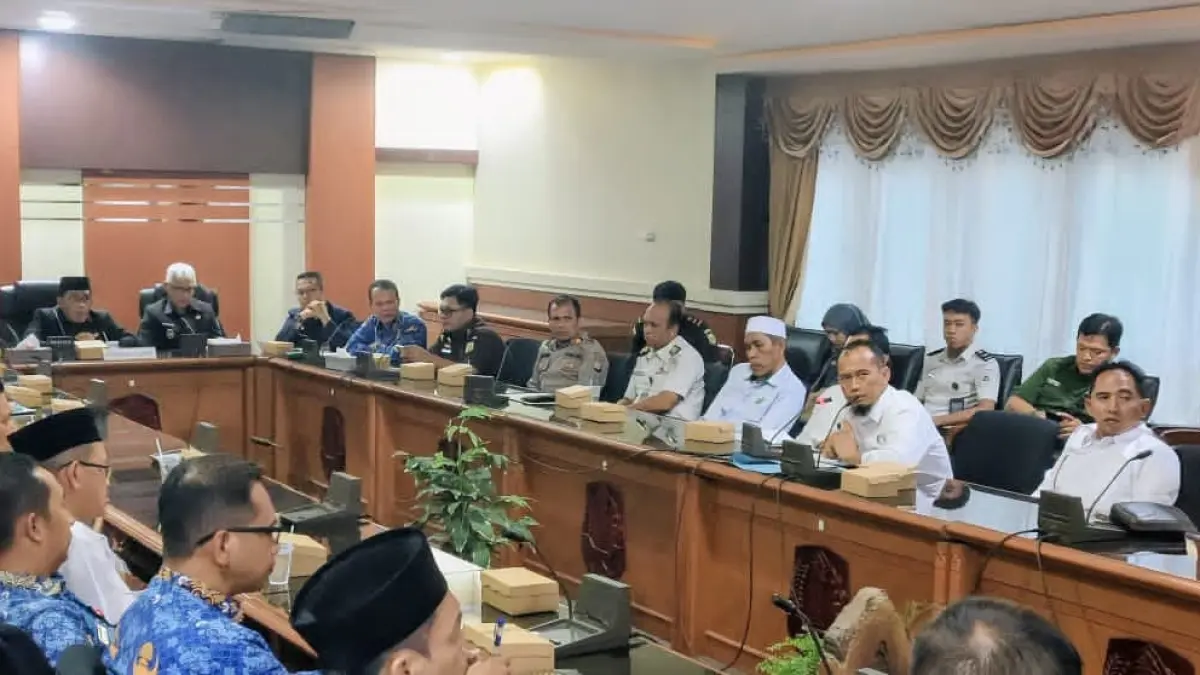 BERANTAS NARKOBA:Bupati dan Wakil Bupati Kabupaten HSU, H Sahrujani dan Hero Setiawan, bersama Ketua DPRD HSU dan unsur Forkopimda saat memimpin rapat koordinasi P4GN di Aula Kejar Membangun Setda HSU, Senin (27/4/2026).(Foto:M Akbar/Radar Banjarmasin)&nbsp;