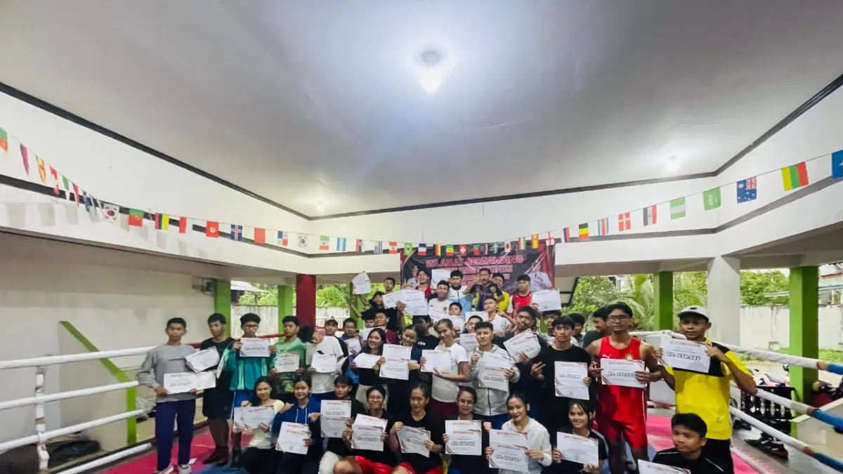 BERPOSE: Para juara Kejuaraan Tinju Wali Kota Cup Kota Banjarmasin 2026 berpose bersama usai menerima medali dan trofi di Wisma Antasari, Banjarmasin, Ahad (26/4/2026). (M Idris Jian Sidik)