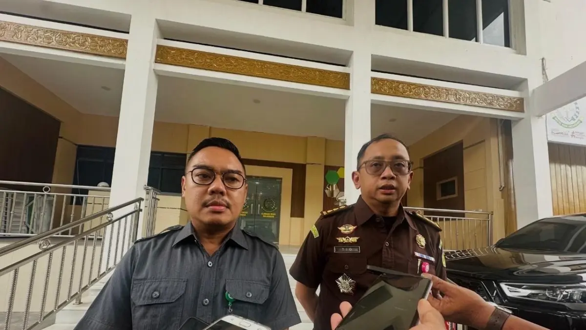 Kepala Seksi Intelijen Kejari Banjarmasin, Ardian Junaedi (kiri) bersama Kepala Seksi Pidana Khusus Kejari Banjarmasin, Mirzantio Ernanda menyampaikan penetapan tersangka baru dugaan korupsi di Dinas Pendidikan Kota Banjarmasin. (Muhammad Oscar Fraby/Radar Banjarmasin)