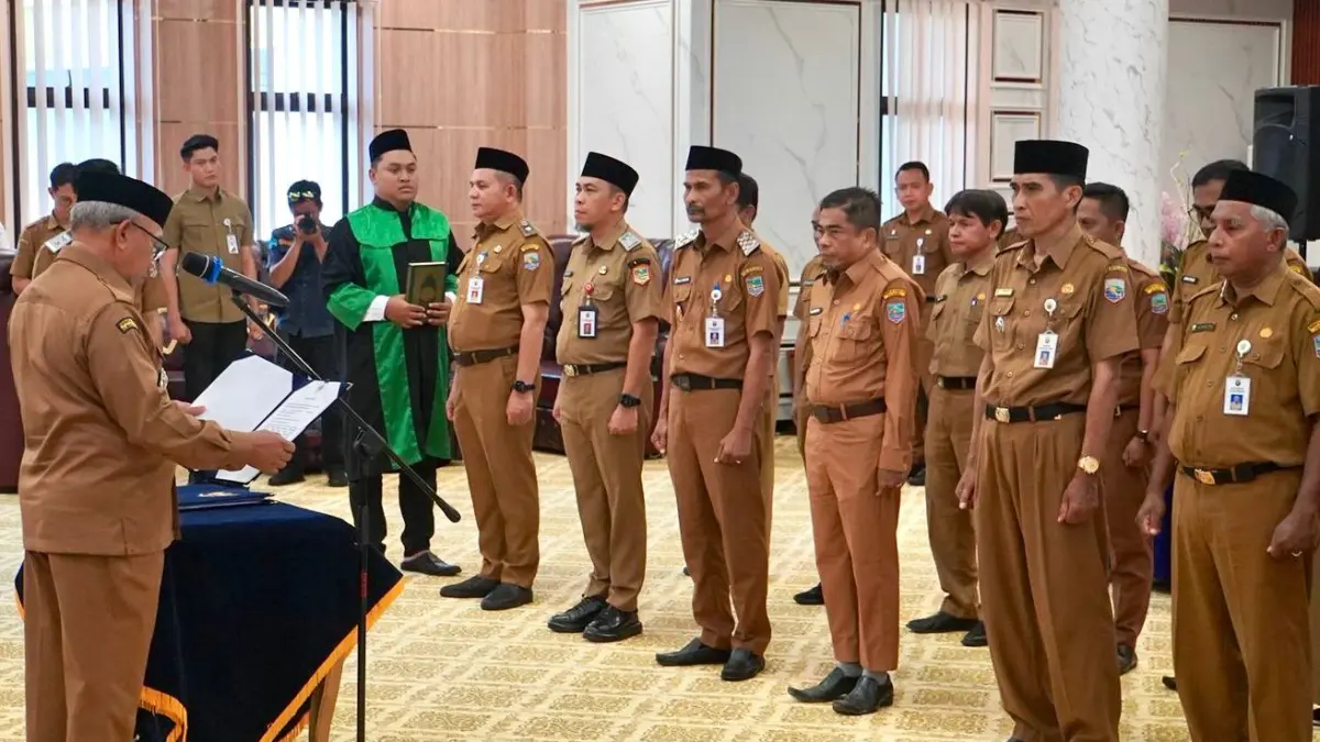 ROMBAK PEJABAT: Bupati Kotabaru H Muhammad Rusli melantik para pejabat Pemkab Kotabaru yang baru.&nbsp;