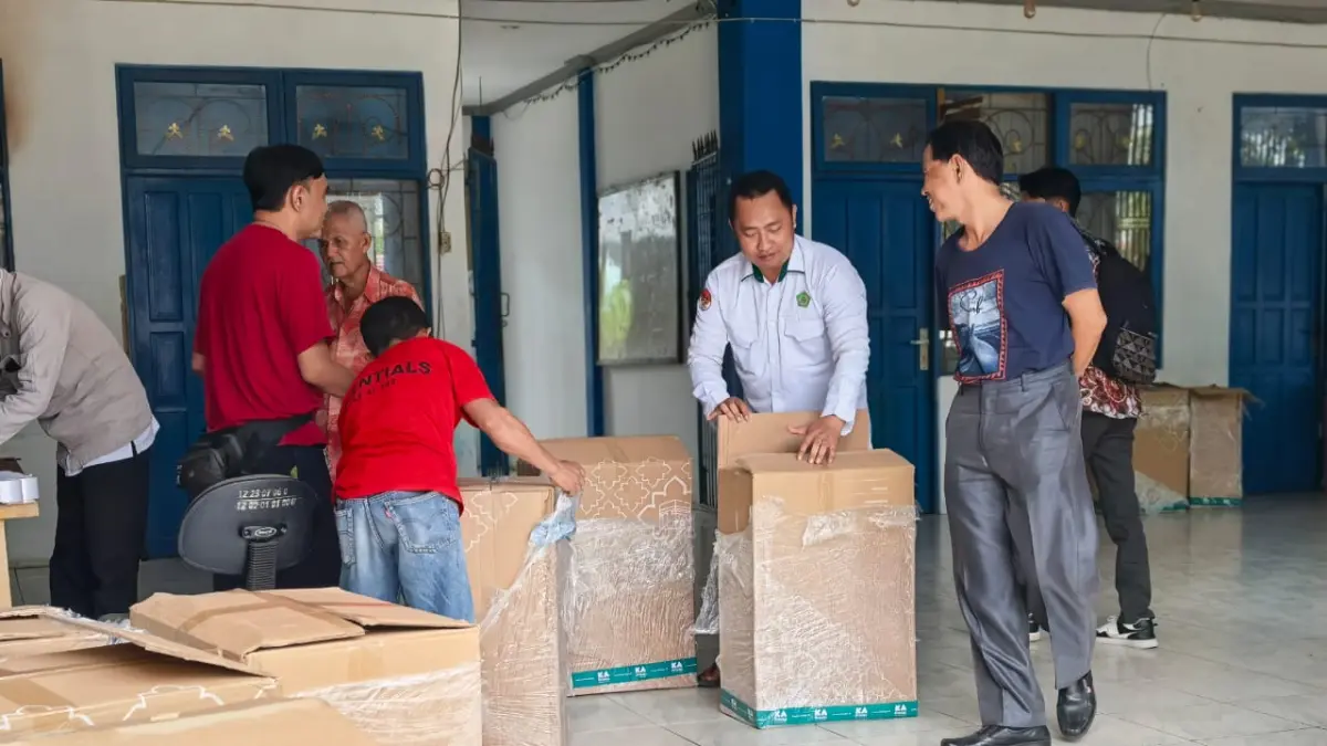DISTRIBUSI: Petugas Kementerian Haji dan Umrah HSU mendistribusikan tas kepada jemaah calon haji tahun 2026 sebagai bagian dari persiapan keberangkatan.