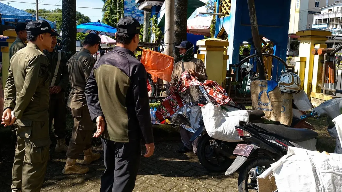 DITERTIBKAN: Petugas Satpol PP Kabupaten Banjar menertibkan lapak pedagang kaki lima di area dalam Masjid Al Karomah Martapura, Jumat (24/4).&nbsp;
(Foto: SATPOL-PP BANJAR UNTUK RADAR BANJARMASIN)
