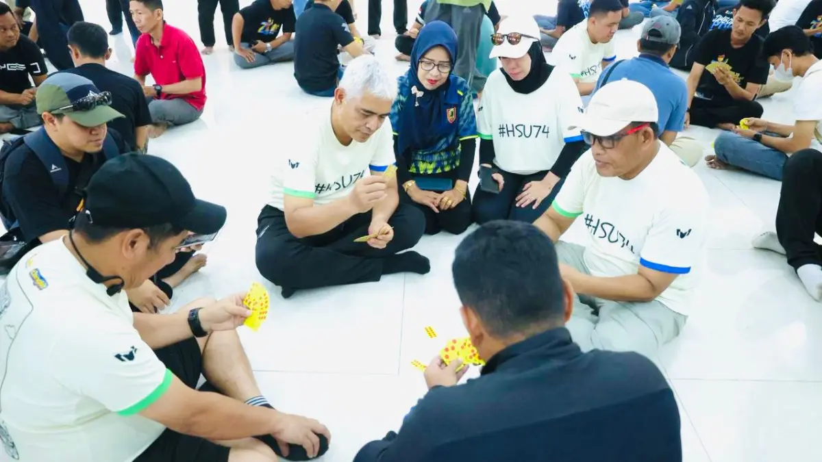 HADIR: Bupati dan Wakil Bupati Kabupaten HSU, H Sahrujani dan Hero Setiawan, bersama unsur Forkopimda bermain domino saat meninjau lomba dalam rangka Hari Jadi ke-74 HSU di Gedung Abdul Wahid, Amuntai, Minggu (26/4/2026).(Foto:Pemkab HSU)