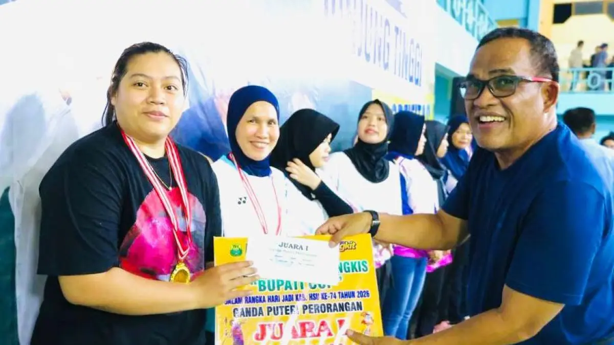 JUARA:Ketua DWP HSU, Hj Mislena Marangkir Lesmana (dua kiri) bersama Selvi Riskia sukses meraih juara Ganda Putri di turnamen bulu tangkis Hari Jadi ke-74 HSU di GOR Karias Amuntai, Munggu (26/4/2026).(Foto:Pemkab HSU)