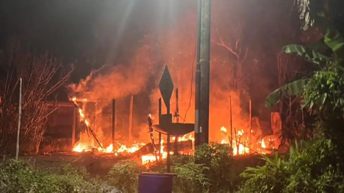 Kebakaran rumah warga si Desa Pangelak, Kecamatan Upau, Kabupaten Tabalong, Senin (27/4/2026) dini hari. (Polres Tabalong)