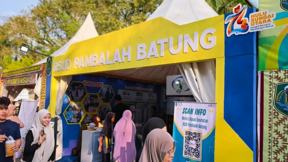 LAYANAN:Pengunjung memanfaatkan layanan publik di stan SKPD pada Amuntai Expo 2026, mulai dari pembayaran pajak, pembuatan dokumen kependudukan, hingga cek kesehatan gratis.(Foto:Pemkab HSU)