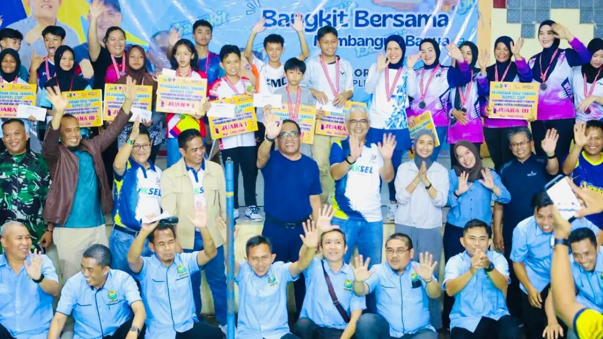 LOMBA:Bupati dan Wakil Bupati Kabupaten HSU, H Sahrujani dan Hero Setiawan menyerahkan hadiah kepada juara turnamen bulu tangkis dalam rangka Hari Jadi ke-74 HSU di GOR Karias Amuntai, Sabtu (26/4/2026). (Foto:Pemkab HSU)