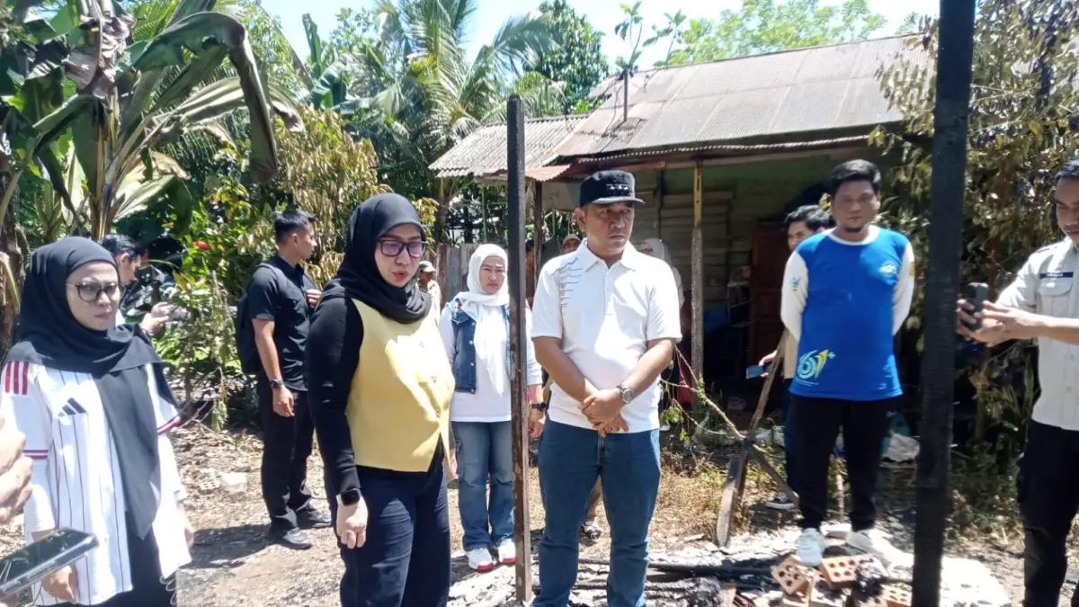 LUDES: Kunjungan Lisa Halaby ke lokasi kebakaran di kecamatan Banjarbaru Selatan. (Kecamatan Banjarbaru Selatan untuk Radar Banjarmasin)