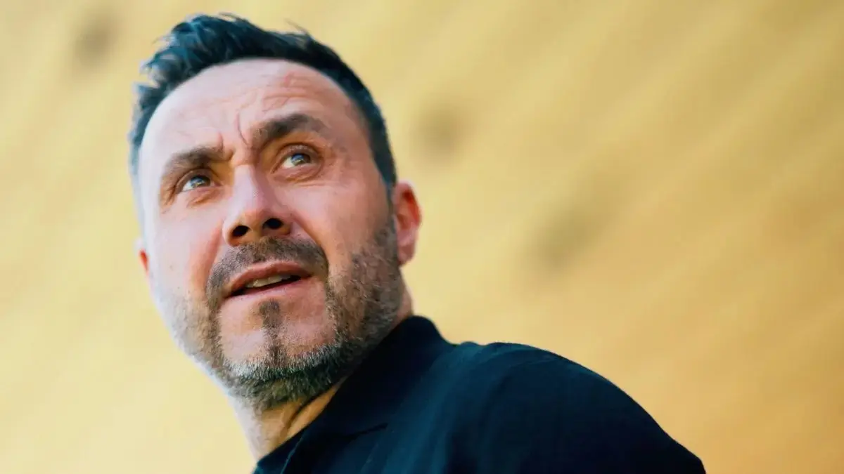 MEMBANTU: Roberto De Zerbi bantu Spurs raih kemenangan pertama di 2026.
(@SpursOfficial/X).