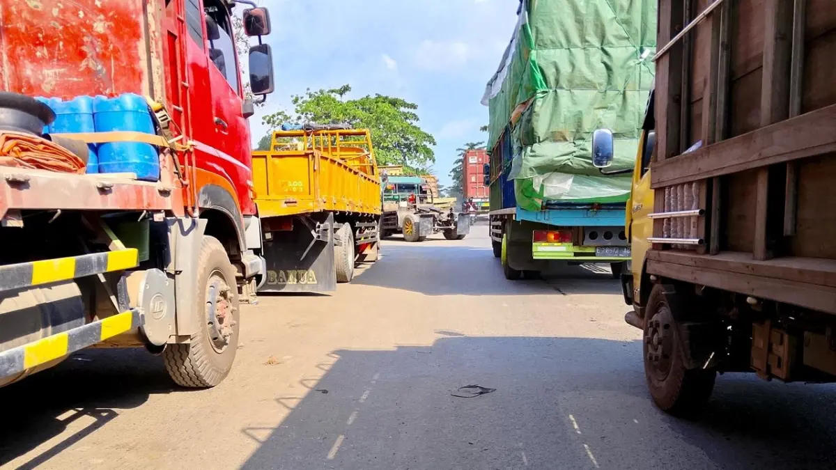 MENGULAR: Antrean kendaraan mengular di SPBU kawasan Jalan Gubernur Subarjo, Banjarmasin, hingga memakan badan jalan. Sejumlah truk juga terlihat parkir di pinggir jalan, memperparah kemacetan dan memicu pengendara lain nekat melawan arus.