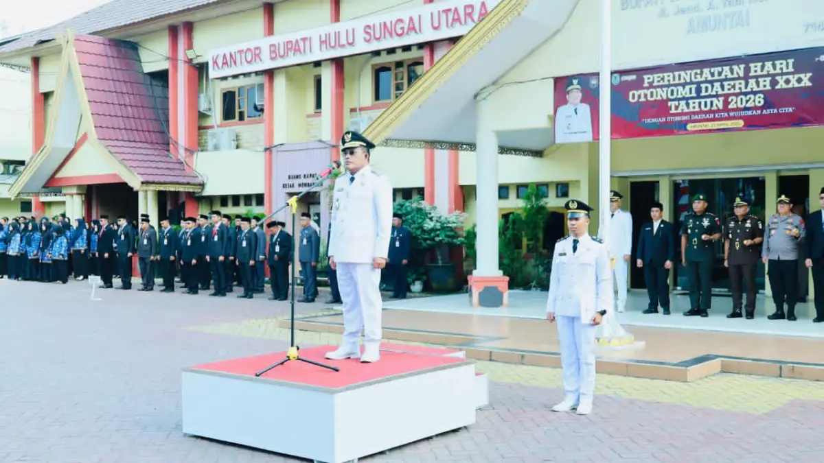 MOMEN:Bupati HSU, H Sahrujani apel gabungan dalam rangka memperingati Hari Otonomi Daerah (Otda) ke-30 tahun 2026 di halaman Kantor Bupati HSU.(Foto:Pemkab HSU)