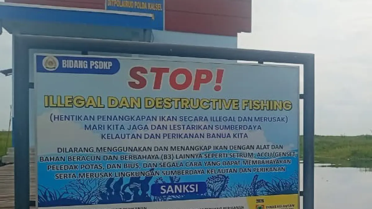 PAKAI BAHASA INGGRIS: Palang imbauan larangan penangkapan ikan secara ilegal dan merusak lingkungan di perairan Danau Bangkau, Kecamatan Kandangan, Kabupaten Hulu Sungai Selatan (HSS).