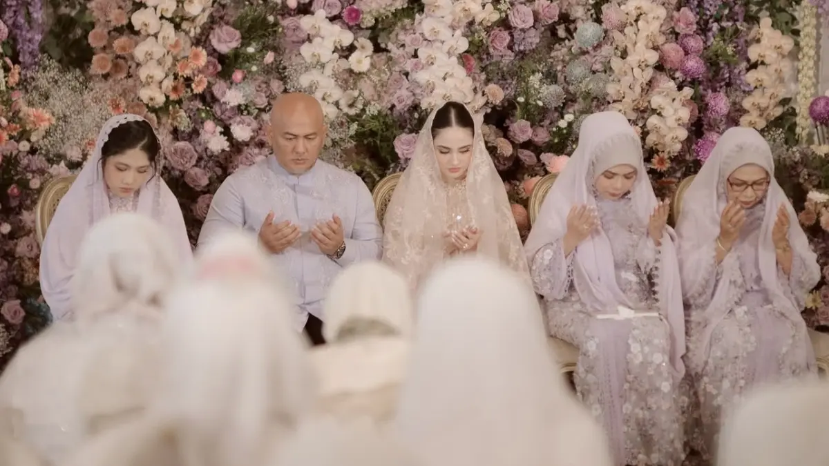 PENGAJIAN: Syifa Hadju dalam momen pengajian didampingi ayah, ibu dan saudarinya. (Foto: Instagram/syifahadju)