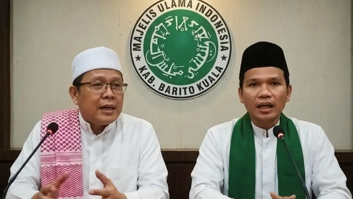 PERNYATAAN SIKAP: Ketua MUI Barito Kuala, KH M Abdat Rathami didampingi Sekretarisnya Andin Arif Munandar Nasa