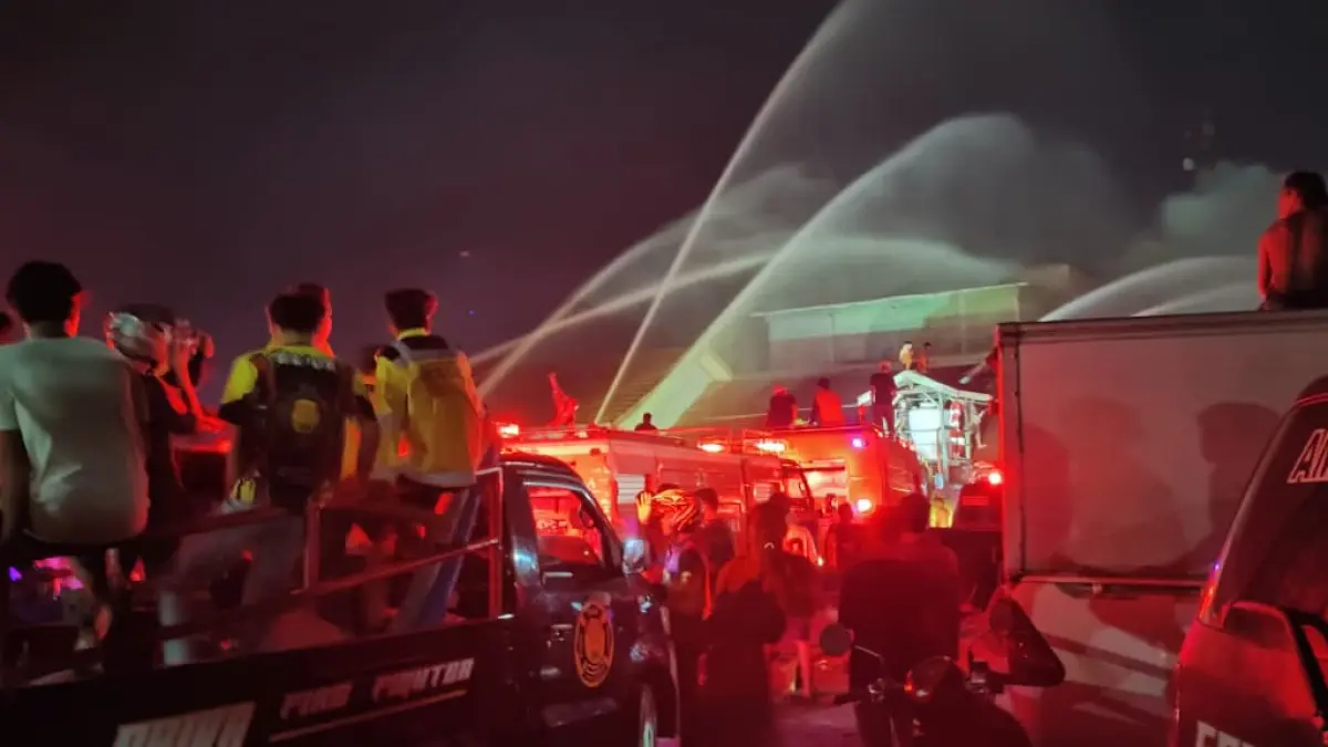 Petugas pemadam kebakaran dibantu relawan dan warga berjibaku memadamkan api yang melahap permukiman di Jalan Patmaraga, Kelurahan Kebun Sari, Amuntai Tengah, Senin (27/4). (Damkar HSU)