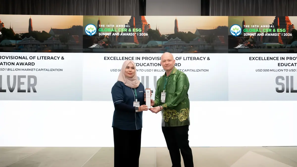 PRESTASI:External Relations Department Head PT Saptaindra Sejati, Nenden S Maryam mewakili PT Mustika Indah Permai menerima penghargaan dari International Ambassador Dorod Sdn Bhd, Matthias Gelber.(Foto: YABN)