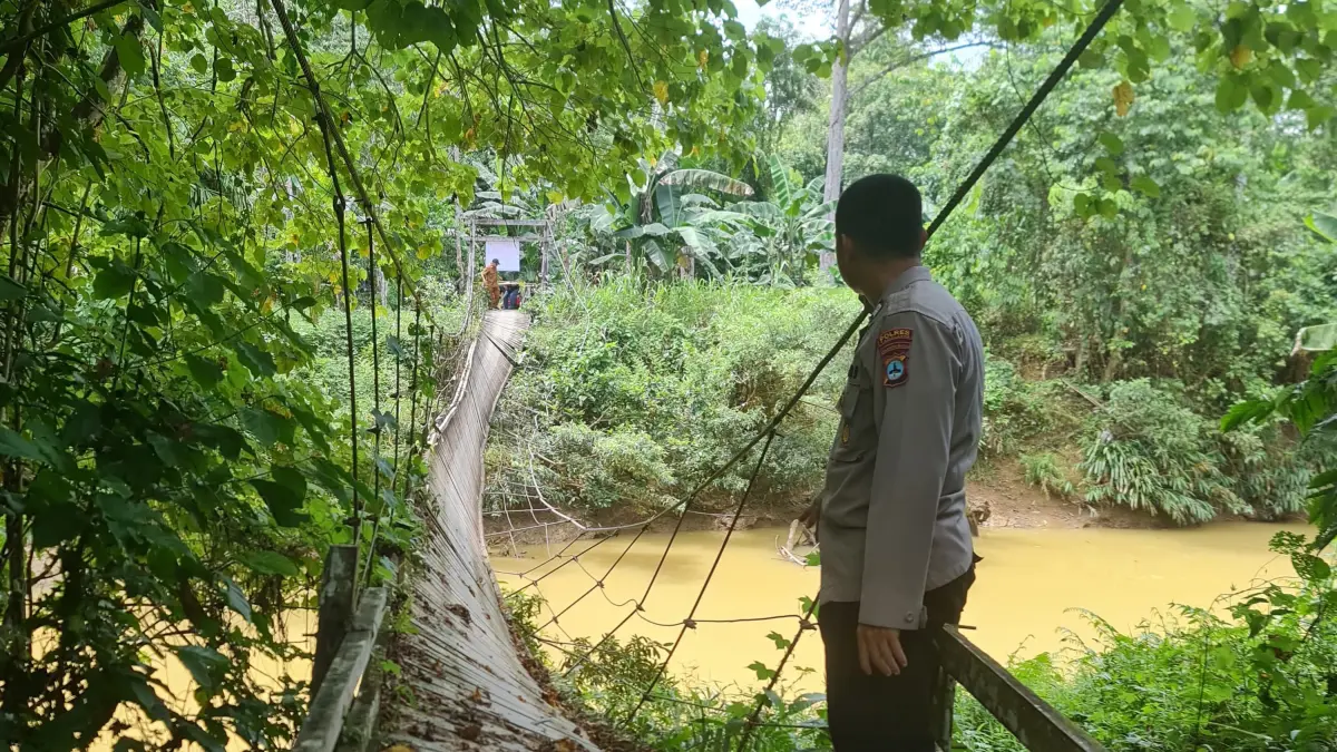PUTUS: Tali seling jembatan di Desa Pasar Batu Kecamatan Muara Uya Kabupaten Tabalong putus. (Foto : Polres Tabalong untuk Radar Banjarmasin)