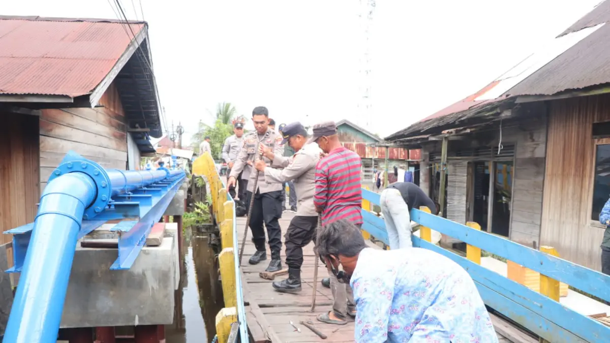 RENOVASI: Jembatan 1 Juli Kelayan Banjarmasin dikerjakan secara gotong royong bersama warga dan personel Polresta Banjarmasin.