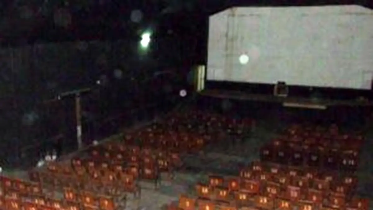 SEJARAH: Inilah penampakan bagian dalam ruangan Mutiara Theater, bioskop yang pernah berdiri di jantung Kota Pelaihari

 | Foto : Istimewa