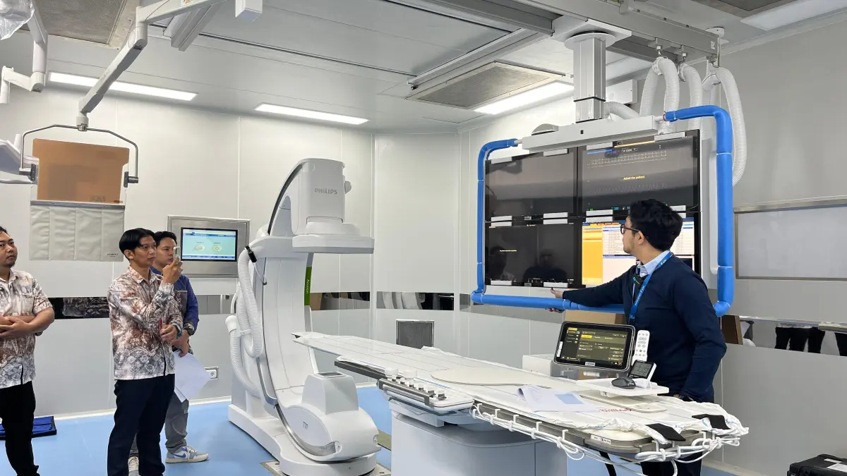 Suasana penggunaan Cathlab di RSUD H. Damanhuri Barabai dalam penanganan kasus pembuluh darah, guna meningkatkan kualitas pelayanan kesehatan. (Humas RS H Damanhuri Barabai)