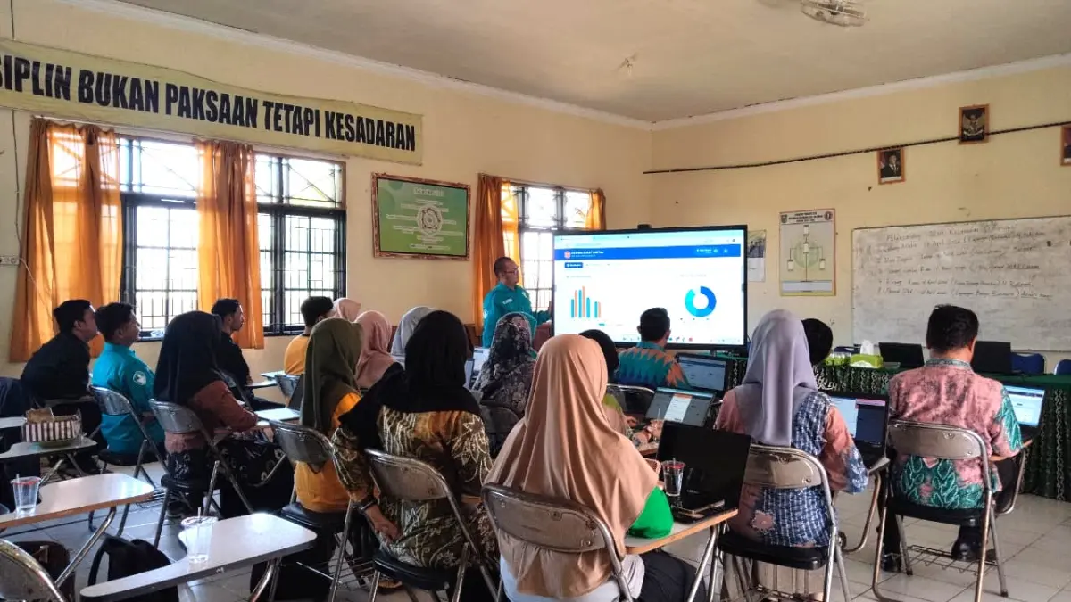 SURAT DIGITAL: Staf Tata Usaha sekolah dasar di Kecamatan Batumandi saat mengikuti simulasi penggunaan aplikasi agenda surat digital di SDN Kasai untuk memperkuat sistem pengarsipan. (El untuk Radar Banjarmasin)