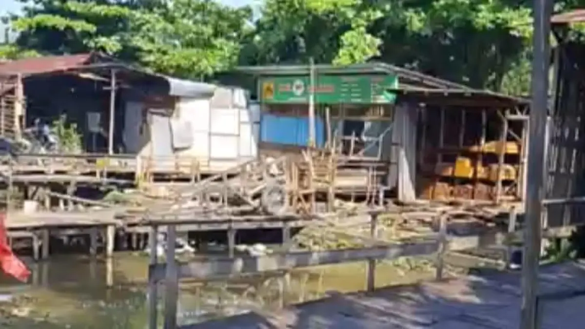 TERDESAK WAKTU: Aktivitas warga di kawasan Jalan Veteran Banjarmasin. Sekitar 250 persil lagi lahan di kawasan itu yang belum dibebaskan untuk&nbsp;proyek NUFReP. Batas waktunya hingga bulan Juni.