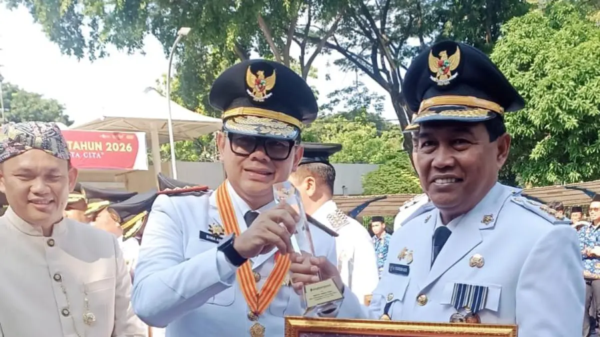 TERIMA: Bupati HSS H Syafrudin Noor terima penghargaan Kabupaten Kinerja Tinggi.
