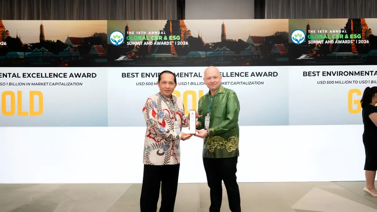TERIMA PENGHARGAAN:Division Head External Relation PT Maruwai Coal, Fery Basrah menerima penghargaan tersebut dari International Ambassador Dorod Sdn Bhd, Matthias Gelber.(Foto:YABN)