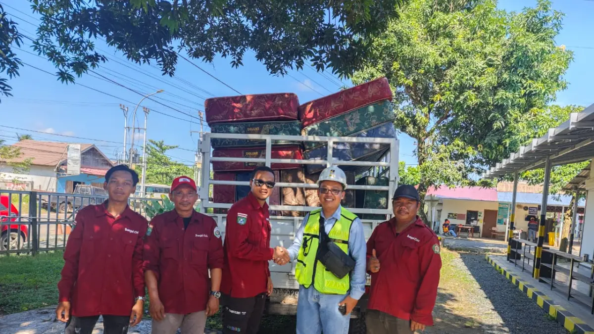 BANTUAN: Penyerahan bantuan secara simbolis berupa kasur dari PAMA ARIA kepada perwakilan Karang Taruna Desa Sungai Cuka.