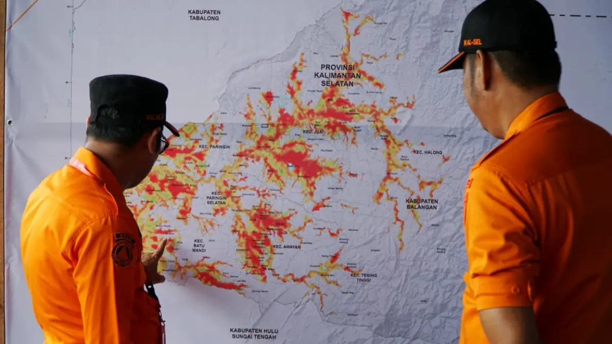 BPBD Balangan saat melakukan koordinasi dan pemantauan titik panas melalui sistem peringatan dini guna mengantisipasi munculnya kebakaran hutan dan lahan di wilayah Kabupaten Balangan.(M Dirga/ Radar Banjarmasin)