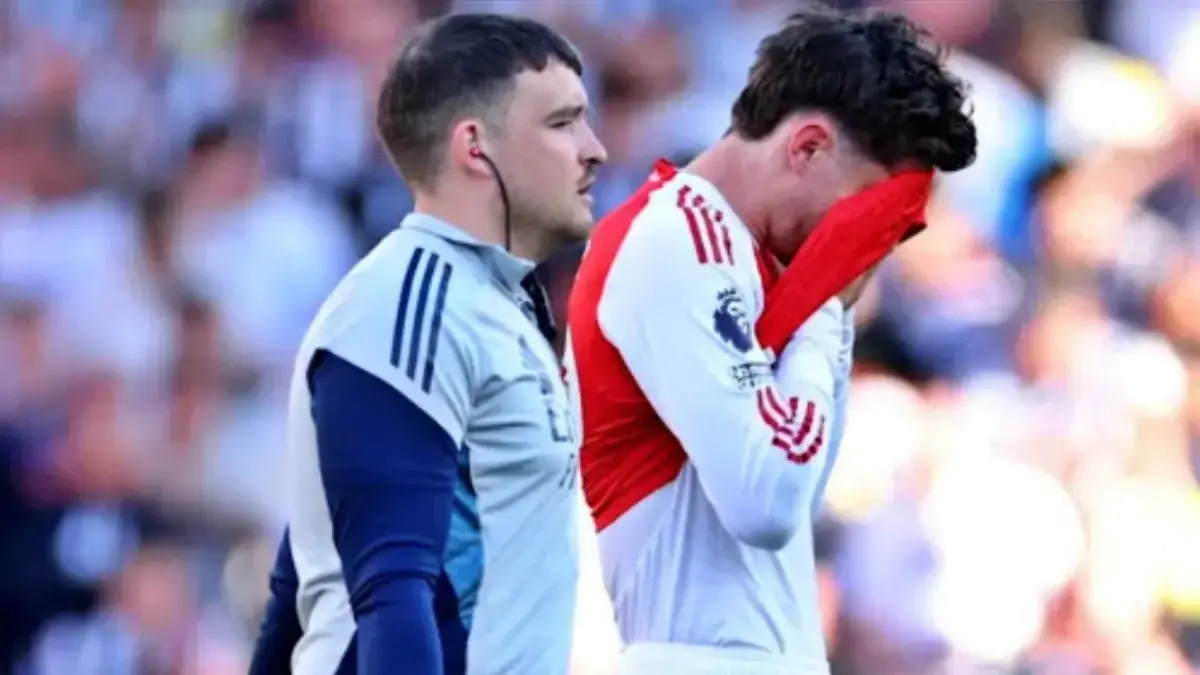 CEDERA: Penyerang Arsenal, Kai Havertz tampak kecewa saat meninggalkan lapangan karena cedera.&nbsp;
(AFP)&nbsp;
