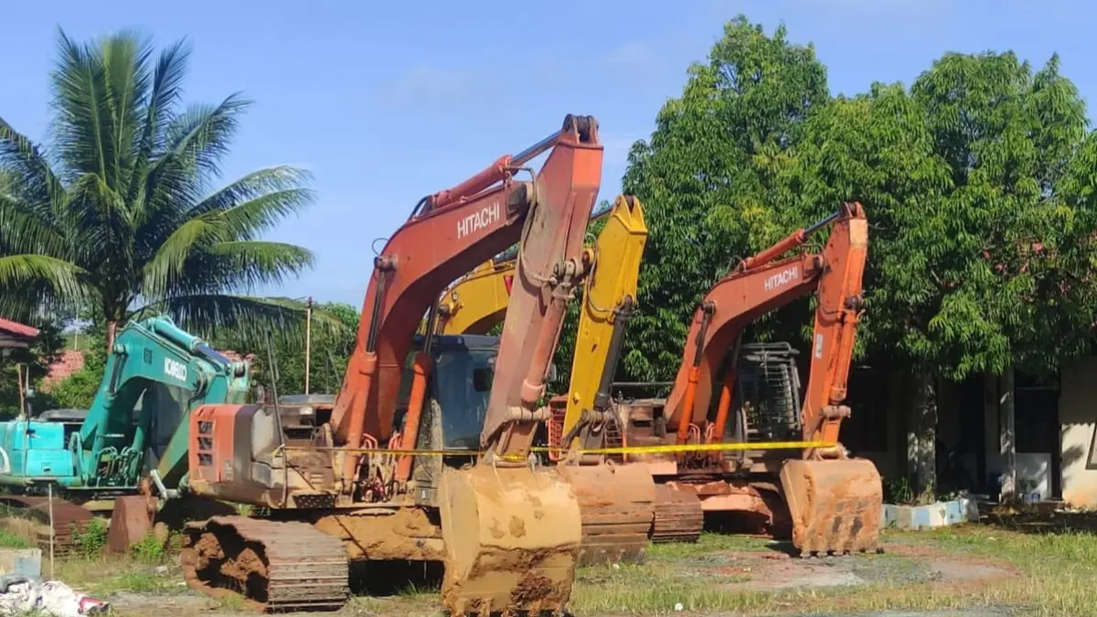 DIAMANKAN : Inilah excavator yang diamankan di Polsek Tambang Ulang pada giat penertiban dugaan tambang emas ilegal di Desa Bingkulu, Kecamatan Tambang Ulang. (Foto : Dede untuk Radar Banjarmasin)