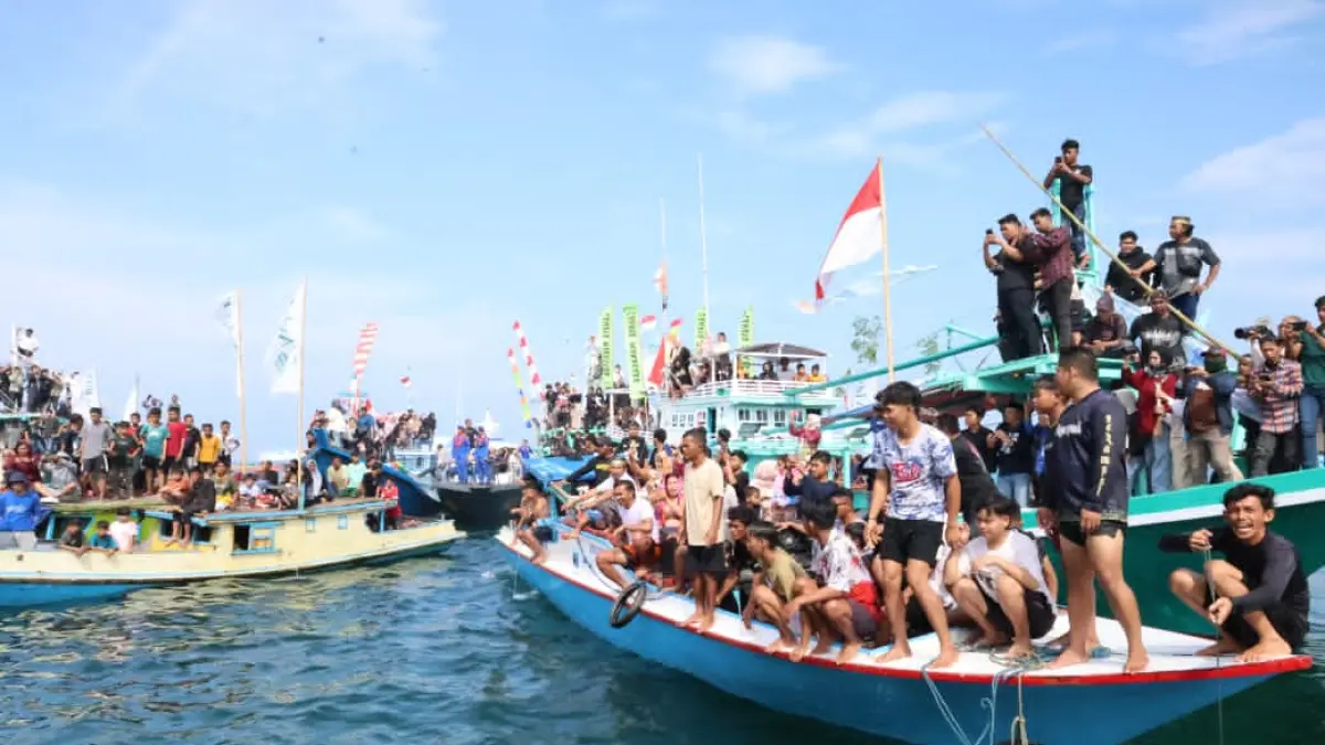 FESTIVAL BUDAYA:Warga memadati perahu saat prosesi puncak Mappanre Ri Tasi’e di perairan Pagatan, Kusan Hilir, Tanah Bumbu, Minggu (26/4/2026).