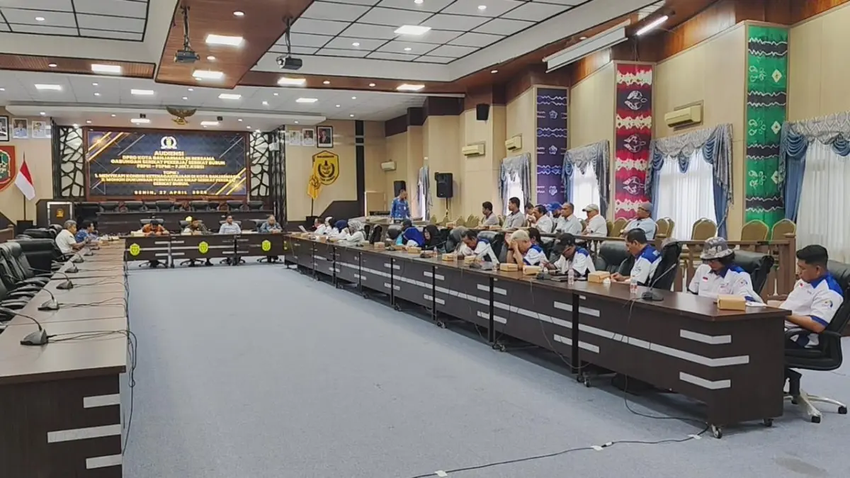JELANG MAY DAY: Perwakilan serikat pekerja menyampaikan lima tuntutan kepada DPRD Kota Banjarmasin saat audiensi di ruang paripurna, Senin (27/4/2026) pagi.(Foto: Endang Syarifuddin/Radar Banjarmasin)