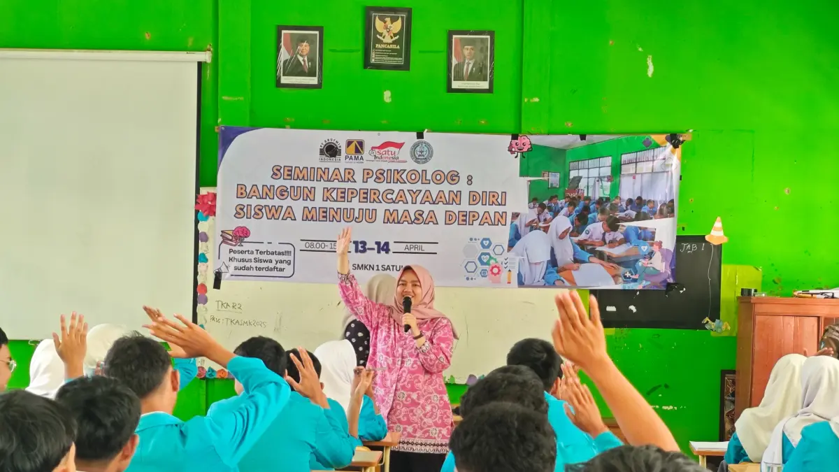 MATERI: Pemateri saat memaparkan materi tentang pentingnya kepercayaan diri dan kesiapan mental menghadapi dunia kerja.